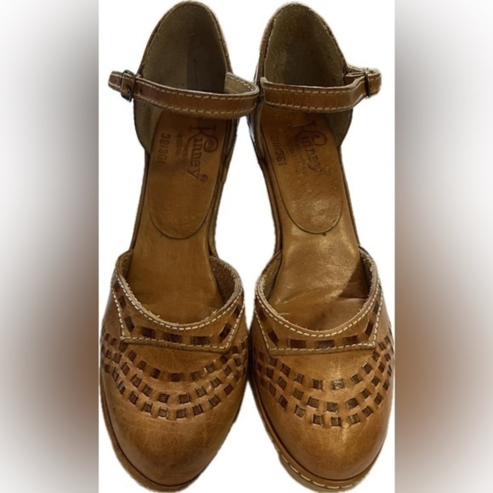 Kinney BOGO Brazilian leather strapped wedge sandal women size 5 1/2 ⚫️